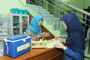 The PHC midwife handed the cord blood sample to our research assistant for further storage at the UGM lab