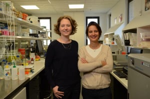 Dr Kathryn Davidson and Dr Alice Pébay in the laboratory Dr Kathryn Davidson and Dr Alice Pébay in the laboratory
