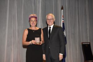 Suzy Urbaniak and Prime Minister Malcolm Turnbull (Photo credit: Prime Minister’s Prizes for Science)